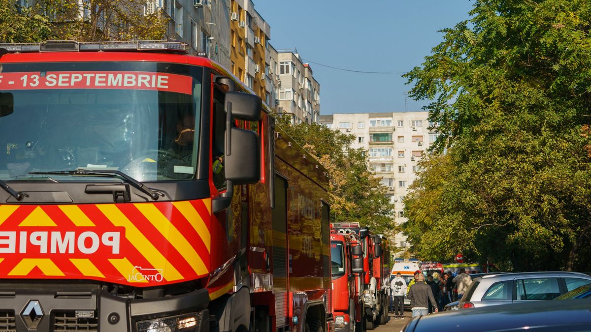 Kiszakadt a panelház közepe, akkora gázrobbanás volt Bukarestben + fotók