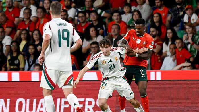 Lisszabon, 2025. október 14.
Tóth Alex (j2) és a portugál Nélson Semedo a Portugália - Magyarország labdarúgó világbajnoki selejtező mérkőzésen a lisszaboni Estádio José Alvalade stadionban 2025. október 14-én.
MTI/Szigetváry Zsolt