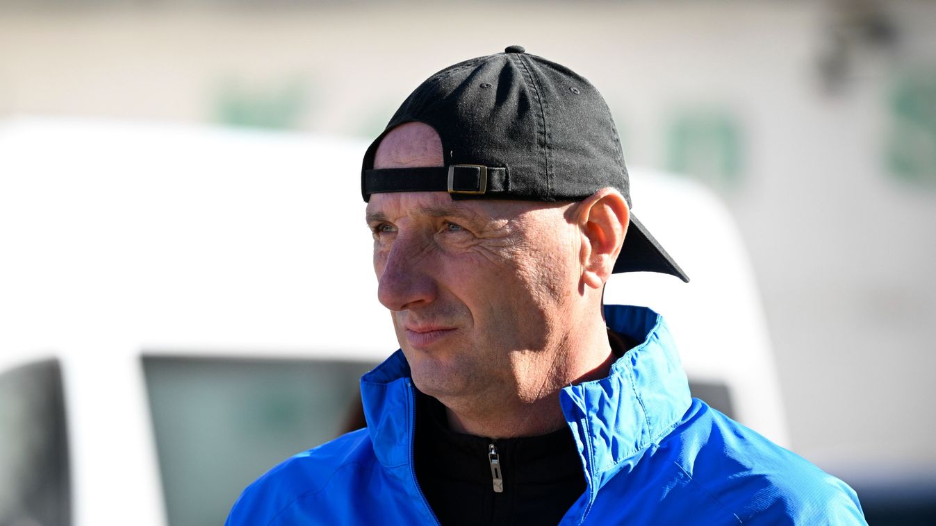 Kuttor Attila
Budapest, 2025. október 29.
Kuttor Attila, a Kazincbarcika vezetőedzője a labdarúgó MOL Magyar Kupa 4. fordulójában játszott Kelen SC - Kolorcity Kazincbarcika SC mérkőzésen a Kelen SC budapesti sporttelepén 2025. október 29-én.
MTI/Bodnár B