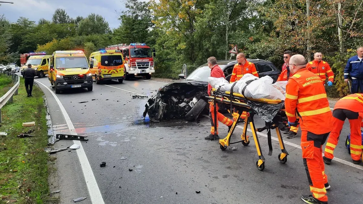 A mentők kórházba szállítják a baleset egyik sérültjét