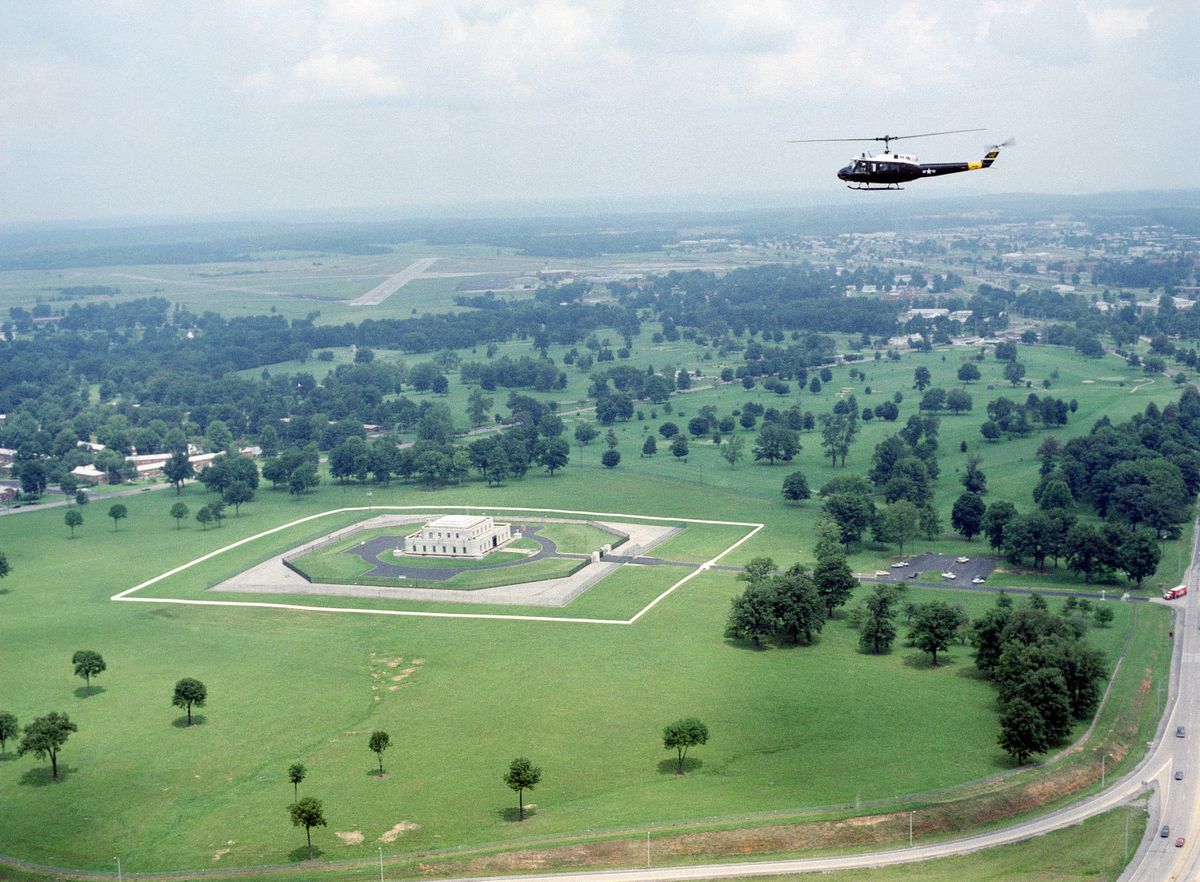 Lugas
RECORD DATE NOT STATED An UH-1 Iroquois helicopter flies over the US Gold Bullion Depository. Base: Fort Knox State: Kentucky KY Country: United States Of America USA Copyright: xpiemagsx nararecdefpie08012022c-4509 ACHTUNG AUFNAHMEDATUM GESCHÄTZTNo Use Switzerland. No Use Germany. No Use Japan. No Use Austria