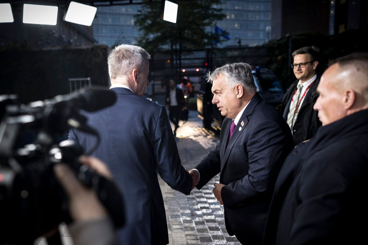 A Miniszterelnöki Kommunikációs Főosztály által közreadott képen Orbán Viktor miniszterelnök (k) érkezik az EU-tagországok állam- és kormányfőinek csúcstalálkozójára Brüsszelben 2025. október 23-án (Fotó: MTI/Miniszterelnöki Kommunikációs Főosztály/Kaiser Ákos)