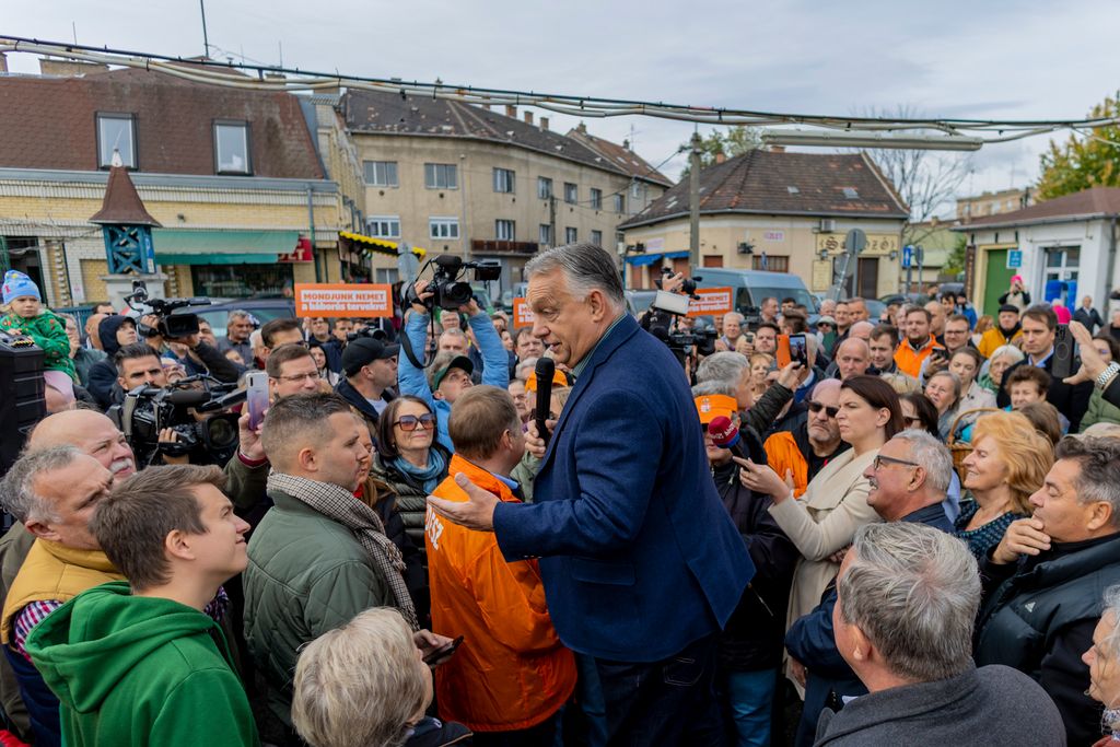 A pesterzsébeti piacon járt Orbán Viktor, elindult a háború elleni aláírásgyűjtés
Fidesz választási kampány
