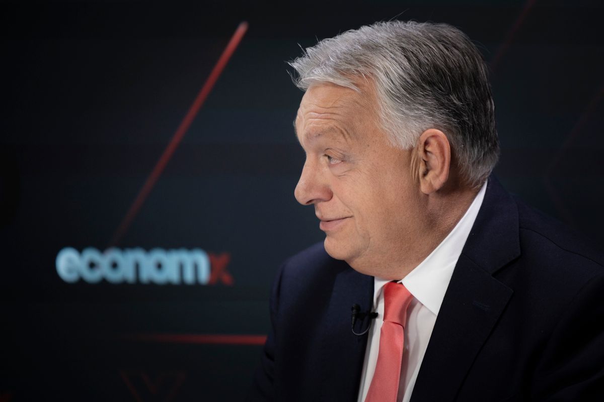 A Miniszterelnöki Kommunikációs Főosztály által 2025. október 6-án közreadott képen Orbán Viktor miniszterelnök interjút ad az Economx Money Talks podcastnek Budapesten (Fotó: MTI/Miniszterelnöki Kommunikációs Főosztály/Fischer Zoltán)
