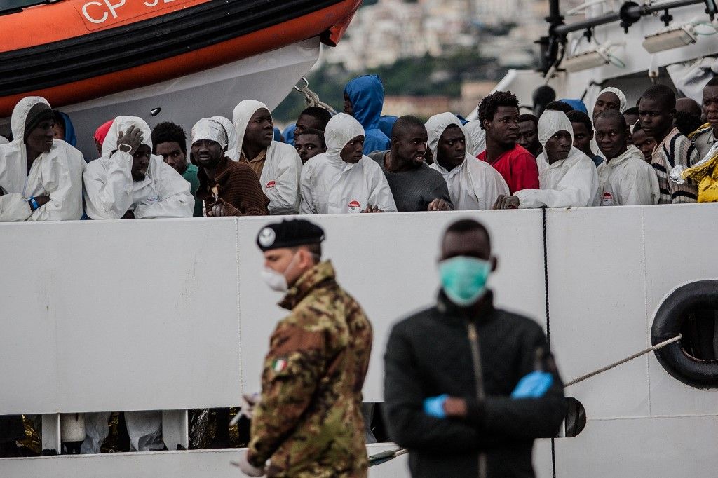 Landing of migrants in the port of Salerno, Italy on April 19, 2017. The Gregoretti ship carried about 400 migrants form Subsaharian to port of Salerno, on the ship there are more than two corpses, 354 man and 40 women. (Photo by Paolo Manzo/NurPhoto) (Photo by Paolo Manzo / NurPhoto via AFP)