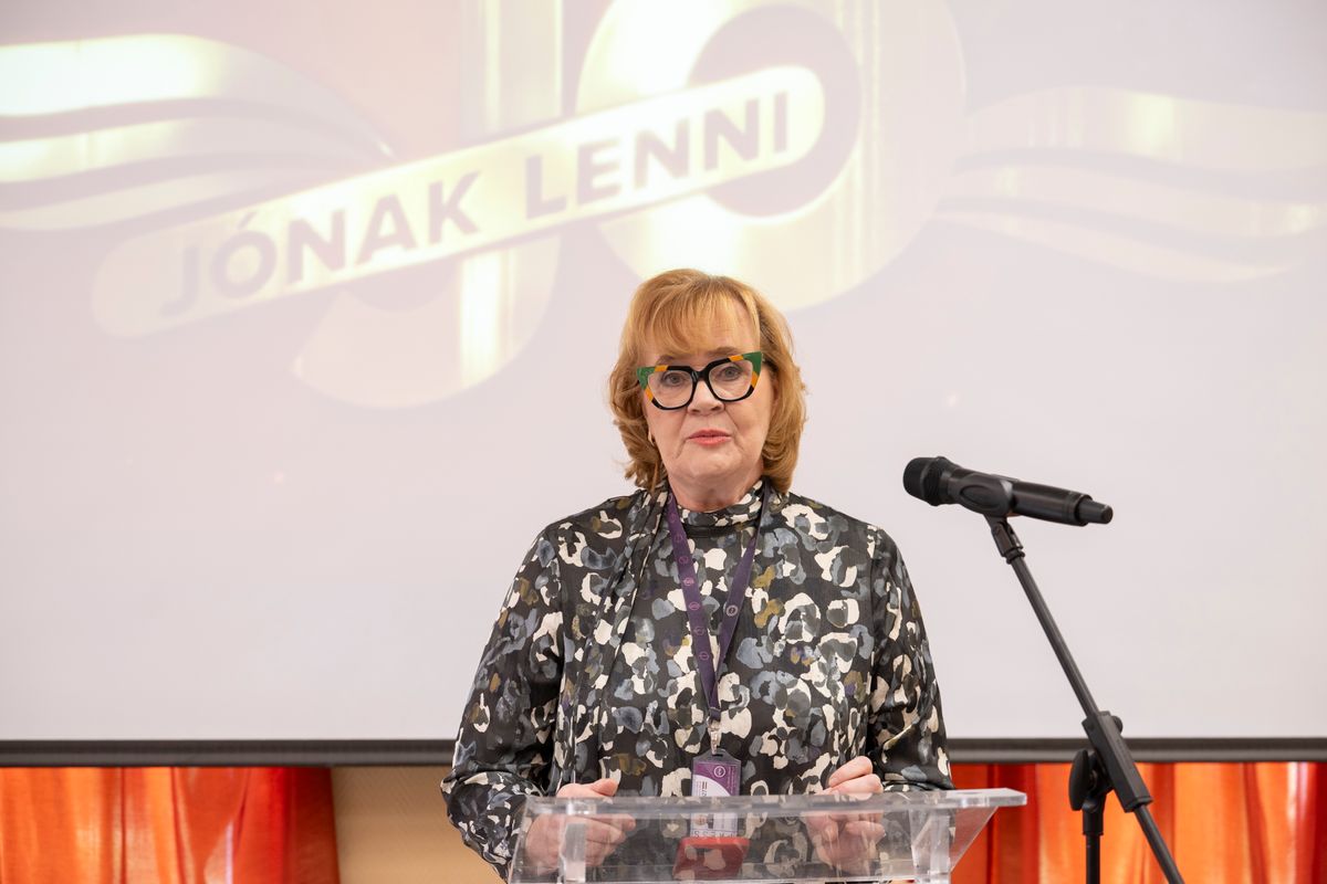 Budapest, 2025. október 30.
Siklósi Beatrix, a Jónak lenni jó! projektvezetője, a Kossuth rádió csatornaigazgatója a közmédia Jónak lenni jó! adománygyűjtő akciójának sajtótájékoztatóján Budapesten, a Bethesda Gyermekkórházban 2025. október 30-án. Idén a Kárpátalján élő beteg, árva és otthonukat vesztett gyermekeket támogatja a Jónak lenni jó, a közmédia karitatív kampánya a KEGYES-t, a Kárpátaljai "Elfelejtett" Gyermekek Segítése Jótékonysági Alapítványt segíti.
MTI/Szigetváry Zsolt