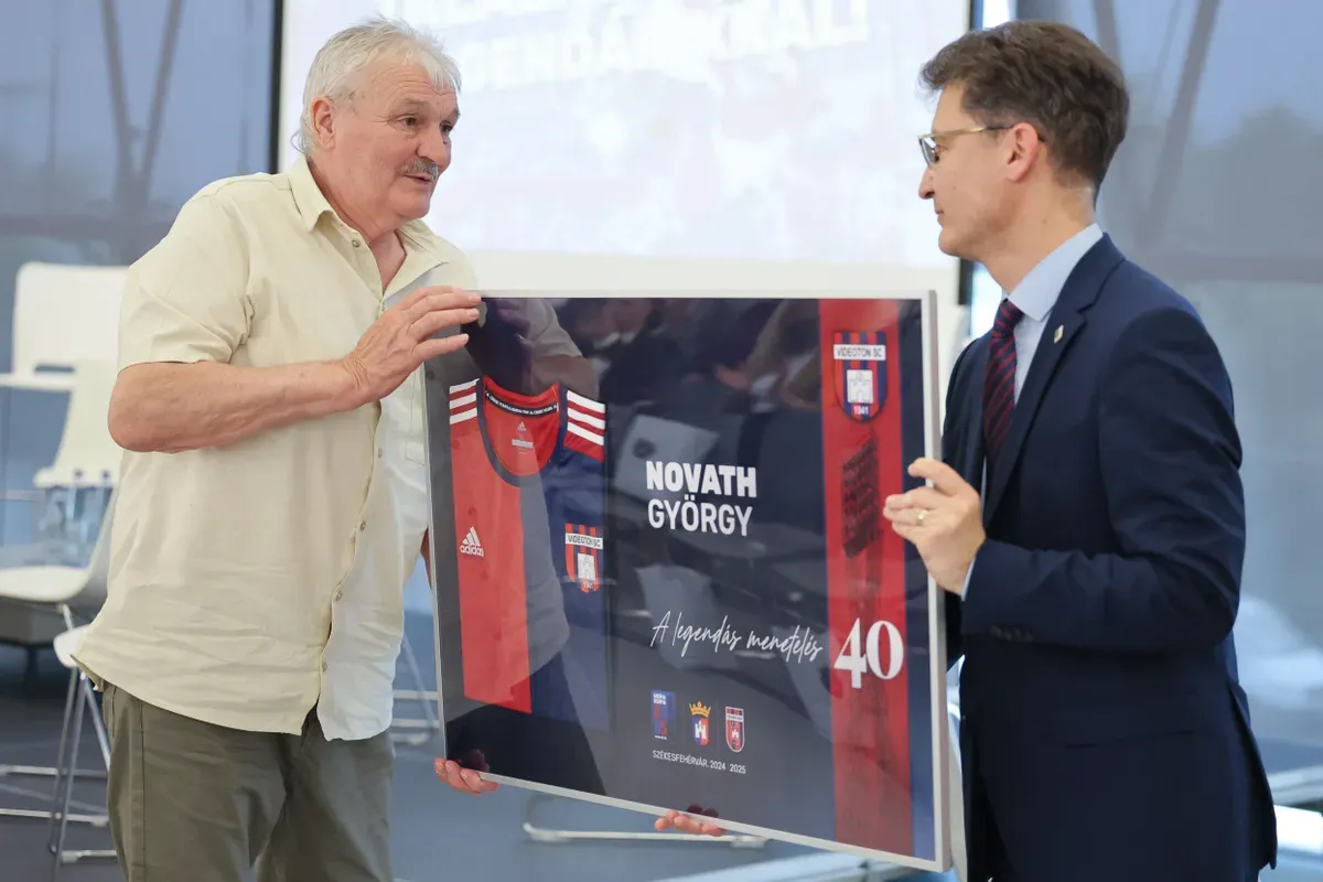 Novath György az UEFA Kupa-döntő évfordulóján Cser-Palkovics Andrástól vehetett át emlékképet
