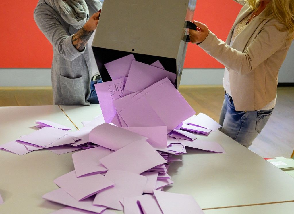 12 October 2025, Brandenburg, Frankfurt (Oder): At the end of the election, the ballot box with ballot papers for the run-off election for the Lord Mayor of Frankfurt (Oder) is poured out at a polling station. The run-off election for the mayor of the city in East Brandenburg took place on the same day. In Frankfurt (Oder), an AfD politician could become mayor of a city for the first time in Germany. In the election on September 21, the non-party candidate Strasser was just ahead of the AfD candidate Möller (30.2 percent) with 32.4 percent. The two candidates from the CDU and SPD were behind him and did not make it into the run-off. Photo: Patrick Pleul/dpa (Photo by PATRICK PLEUL / dpa Picture-Alliance via AFP)