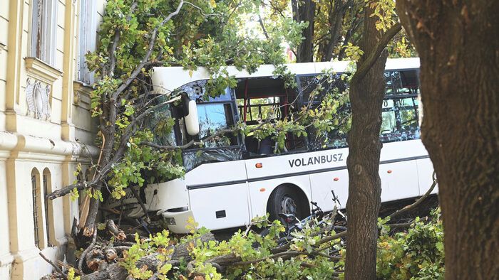20251022 Szolnok Két mentőhelikopter szállt le a Rózsakertben. A buszbalesethez riasztották őket. Fotó: Mészáros János Új Néplap