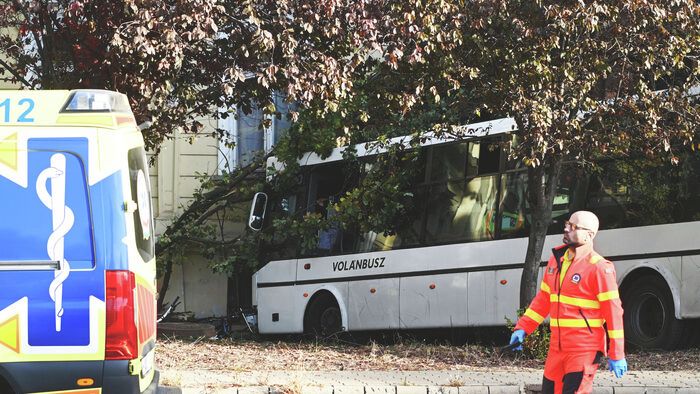 20251022 Szolnok Két mentőhelikopter szállt le a Rózsakertben. A buszbalesethez riasztották őket. Fotó: Mészáros János Új Néplap