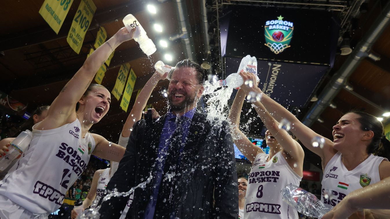 Gáspár Dávid 
Sopron, 2025. április 27.
Stephanie Ried (b), Varga Alíz (j2) és Pinelopi Pavlopulu (j) a Sopron Basket játékosai, valamint Gáspár Dávid vezetőedző (b2) ünnepelnek, miután csapatuk 54-48-ra nyert a DVTK HUN-Therm ellen a női kosárlabda NB I 