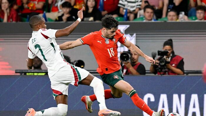 Lisszabon, 2025. október 14.
Loic Nego (b) és a portugál Pedro Neto a portugál Nélson Semedo a Portugália - Magyarország labdarúgó világbajnoki selejtező mérkőzésen a lisszaboni Estádio José Alvalade stadionban 2025. október 14-én.
MTI/Szigetváry Zsolt