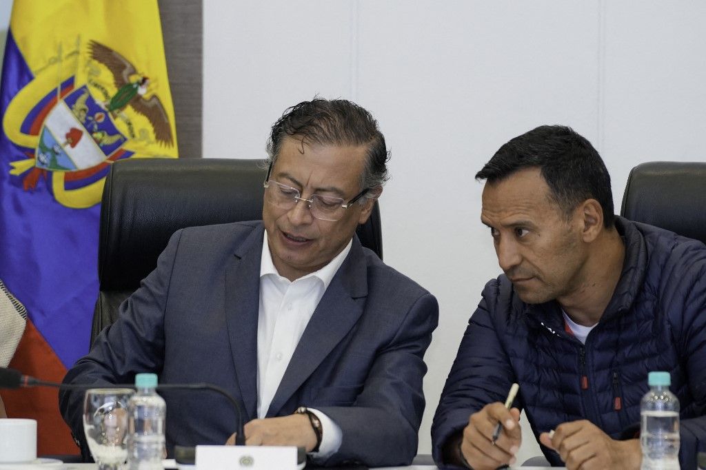 Gustavo Petro kolumbiai elnök (balra) Pedro Sanchez kolumbiai védelmi miniszterrel beszélget a Biztonsági Tanács ülésén.