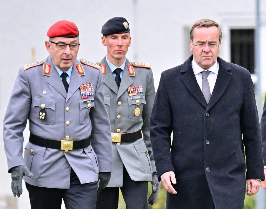 01 October 2025, Brandenburg, Strausberg: General Carsten Breuer (l-r), Inspector General of the Bundeswehr, Lieutenant General Christian Freuding, designated Inspector General of the Army, and Boris Pistorius (SPD), Federal Minister of Defense, come to the roll call area during the handover roll call at the Army Command in the Von Hardenberg Barracks. The Chief of Staff of the German Army is the supreme head of the Army branch of the Bundeswehr. Photo: Sebastian Christoph Gollnow/dpa (Photo by Sebastian Gollnow / dpa Picture-Alliance via AFP)