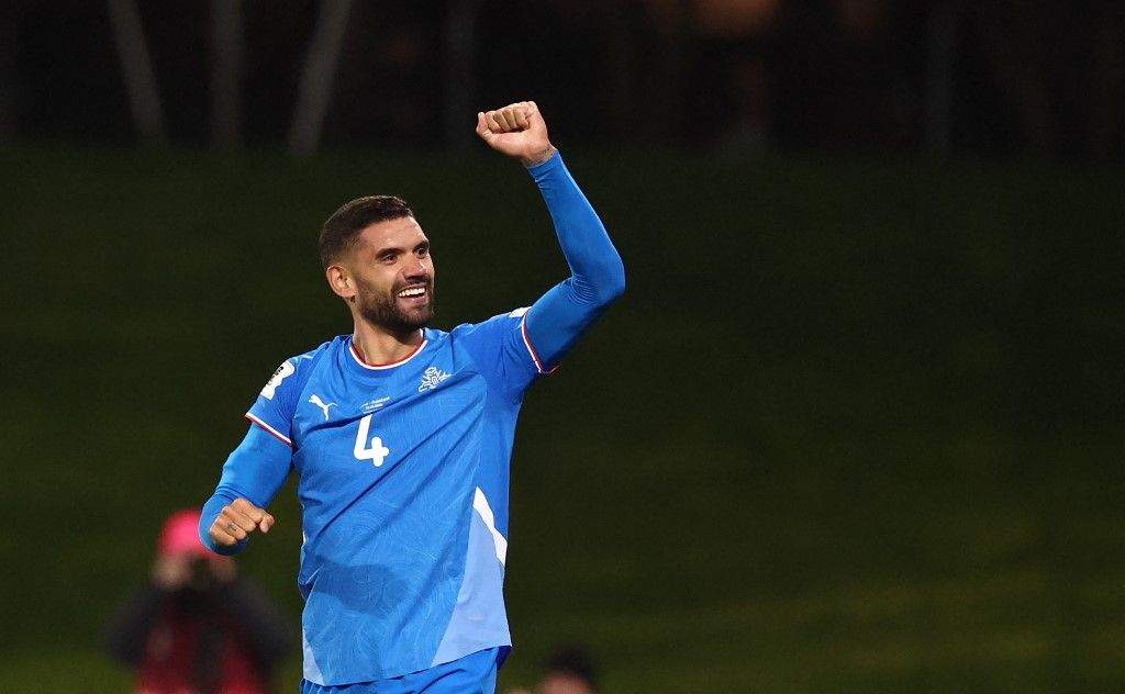 Iceland's defender #04 Victor Palsson celebrates scoring his team's first goal with teammates during the 2026 World Cup qualifying round Group D football match between Iceland and France at the Laugardalsvollur Stadium in Reykjavik on October 13, 2025. (Photo by FRANCK FIFE / AFP)