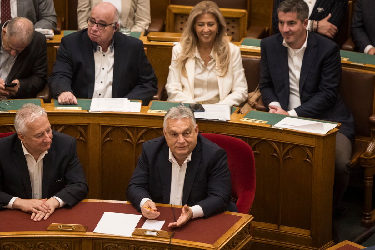 Budapest, 2025. október 21.
A Miniszterelnöki Kommunikációs Főosztály által közreadott képen Orbán Viktor miniszterelnök (első sor, j) az Országgyűlés plenáris ülésén 2025. október 21-én. Balról Semjén Zsolt nemzetpolitikáért felelős miniszterelnök-helyettes.
MTI/Miniszterelnöki Kommunikációs Főosztály/Kaiser Ákos