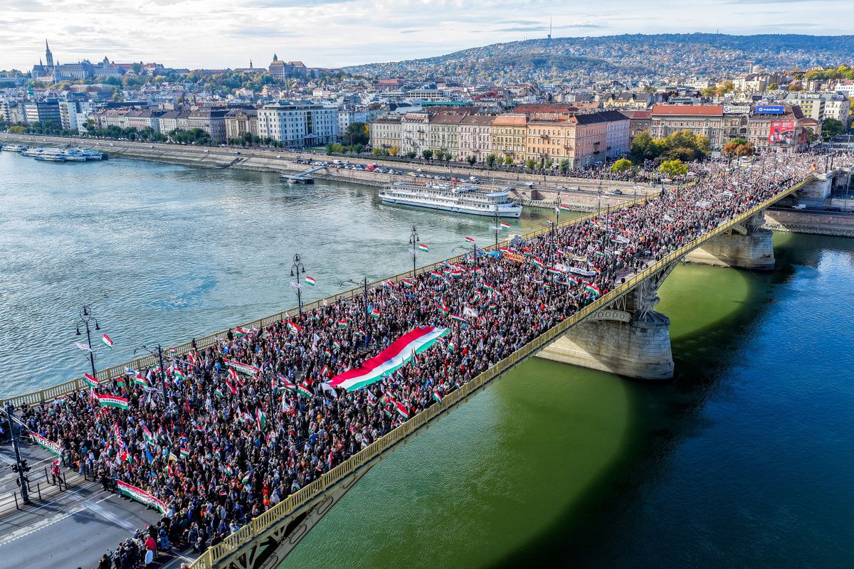 A drónnal készült képen a Civil Összefogás Fórum - Civil Összefogás Közhasznú Alapítvány (CÖF-CÖKA) Békemenetének résztvevői az 1956-os forradalom és szabadságharc 69. évfordulóján a Margit hídon 2025. október 23-án.
MTI/Czeglédi Zsolt