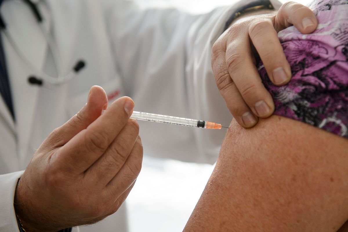Salgótarján, 2017. október 24.
Ferkó Attila háziorvos influenza elleni védõoltást ad be páciensének Salgótarjánban 2017. október 24-én. Összesen 1,3 millió adag ingyenes védõoltás van a háziorvosoknál. A térítésmentes védõoltásra a 60 évesnél idõsebbek, az asztmások, a cukorbetegek, a szív- és érrendszeri betegségben szenvedõk, valamint a várandós nõk jogosultak. Az idén is jár azoknak is a vakcina, akik a munkájuk során vagy szervezett segítségnyújtás keretein belül migránsokkal kerülnek kapcsolatba.
MTI Fotó: Komka Péter