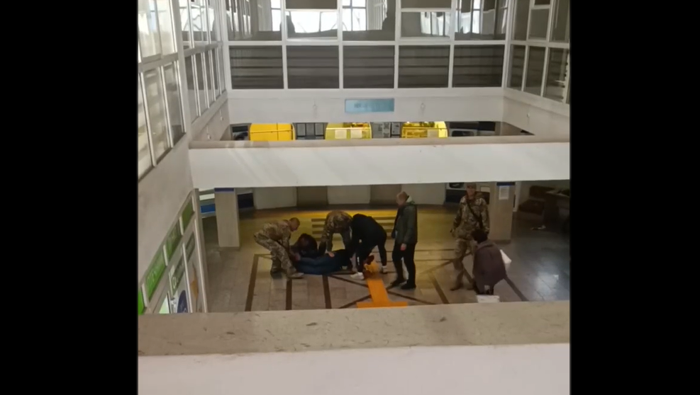 Kényszersorozás Ukrajnában: Kijevi kórház folyosójáról hurcoltak el egy férfit a sorozótisztek (Forrás: Telegram)