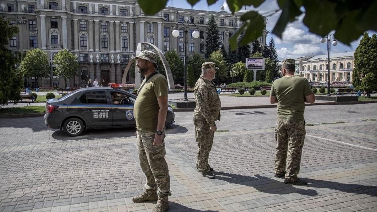 Gyárudvaron tuszkoltak autóba egy férfit a kényszersorozók Ukrajnában + videó