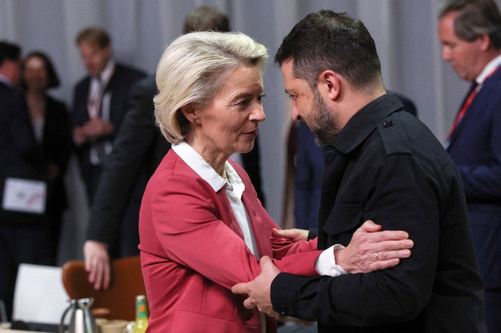 European Commission President Ursula Von der Leyen (L) and Ukraine's President Volodymyr Zelensky greet eachothers as they arrive for a working session of the 7th European Political Community (EPC) Summit at the Bella Center in Copenhagen, Denmark on October 2, 2025. (Photo by Suzanne Plunkett / POOL / AFP)