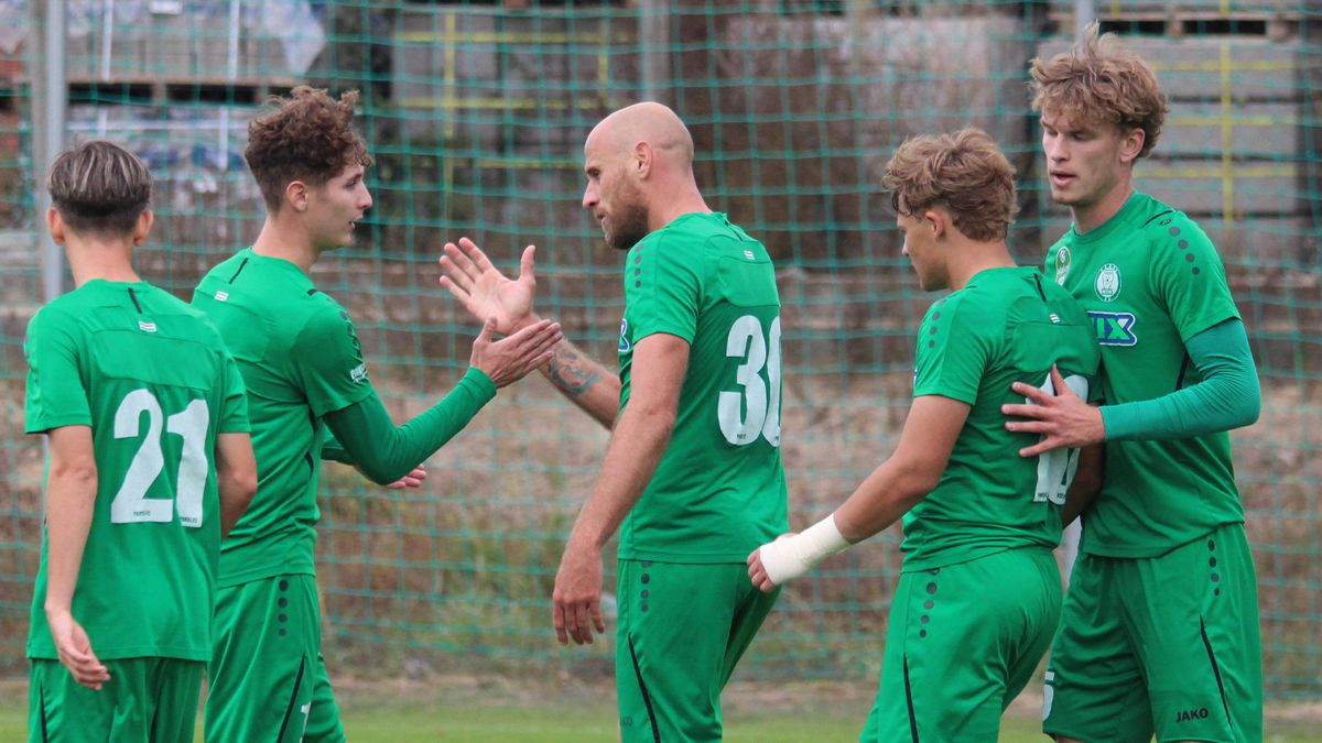 A győztes gól szerzőjét, Szabó Jánost (30) ünnepelték csapattársai