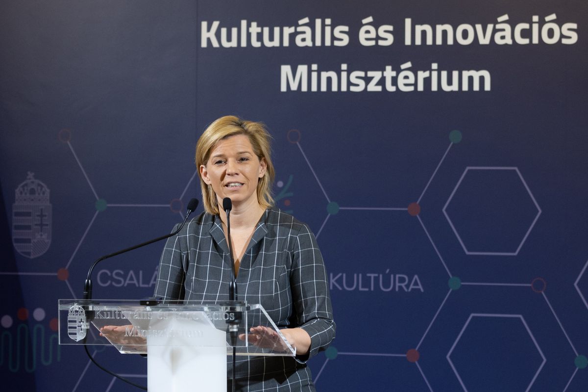 Budapest, 2025. szeptember 29.
Varga-Bajusz Veronika, a Kulturális és Innovációs Minisztérium felsőoktatásért, szak- és felnőttképzésért, fiatalokért felelős államtitkára sajtótájékoztatót tart a megújított szakképzésbe érkező forrásokról, a Kulturális és Innovációs Minisztériumban 2025. szeptember 29-én. Idegennyelvi képzést támogató és ágazati képzőközpontok létrehozását segítő projekttel járul hozzá a szakképzés erősítéséhez a kormány összesen 15 milliárd forint értékben - hangzott el a sajtótájékoztatón.
MTI/Kocsis Zoltán