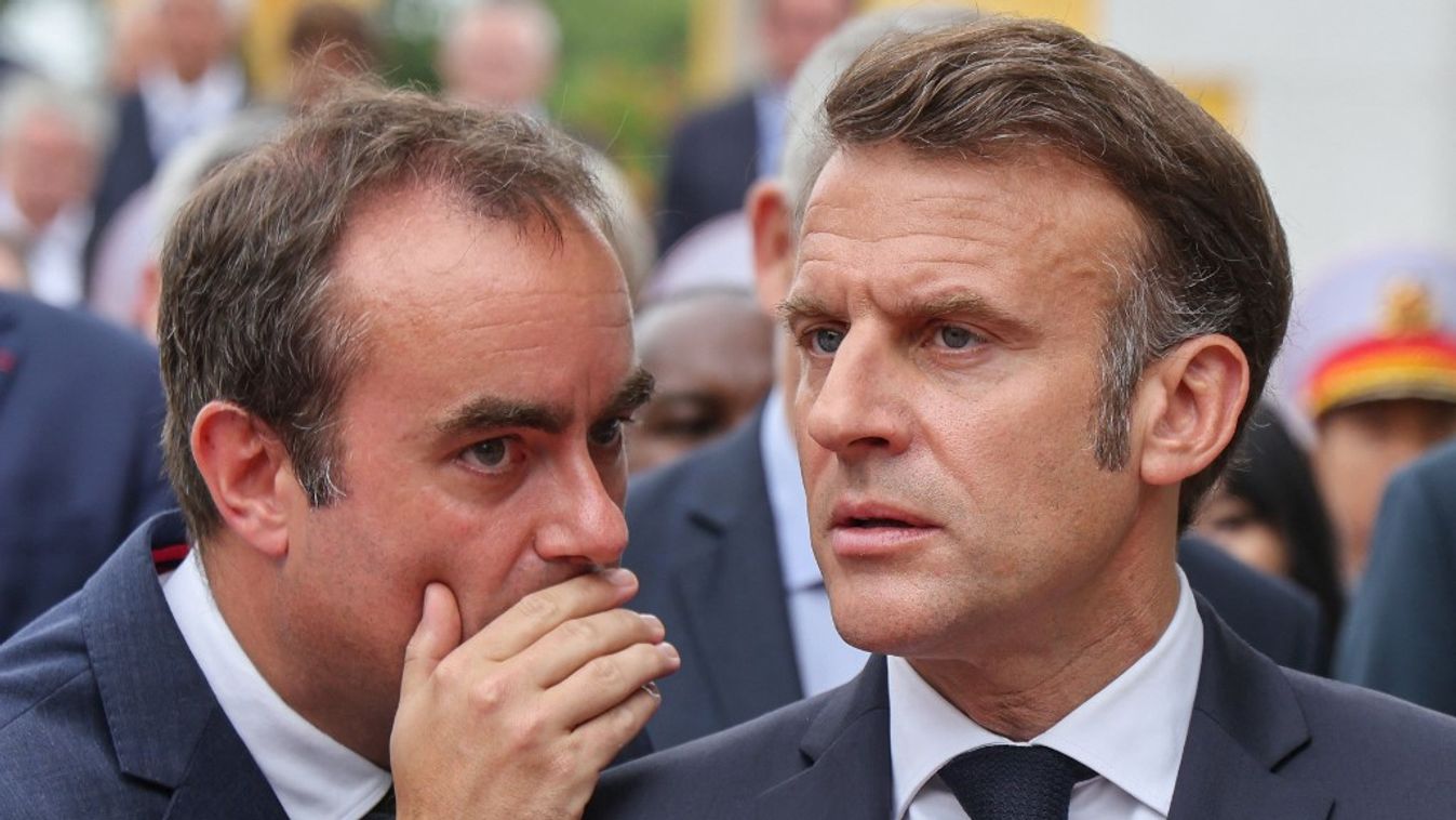 Emmanuel Macron francia elnök (jobbra) hallgatja Sebastien Lecornu-t (Fotó: AFP)