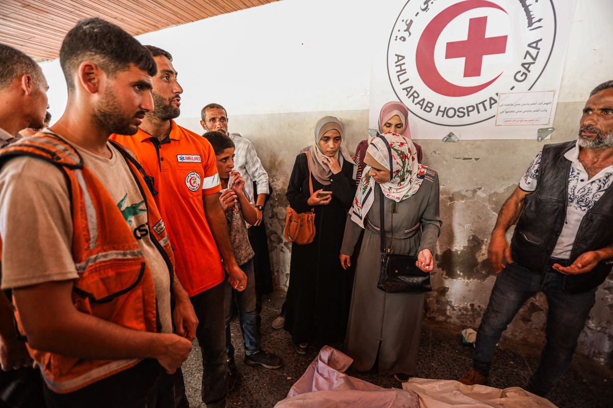A segélyszervezetek folyamatosan dolgoznak a humanitárius segélyek kiosztásán, és a holttestek felkutatásában is. Még több mint tízer holttest lehet a romok alatt a Gázai övezetben