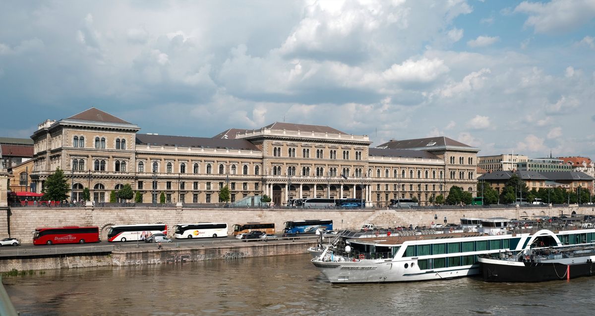 Budapest, 2023. május 24.
Szállodahajók a Dunán és turistabuszok a Salkaházi Sára rakparton. Háttérben a Budapesti Corvinus Egyetem épülete.
MTVA/Bizományosi: Nagy Zoltán 
***************************
Kedves Felhasználó!
Ez a fotó nem a Duna Médiaszolgáltató Zrt./MTI által készített és kiadott fényképfelvétel, így harmadik személy által támasztott bárminemű – különösen szerzői jogi, szomszédos jogi és személyiségi jogi – igényért a fotó szerzője/jogutódja közvetlenül maga áll helyt, az MTVA felelőssége e körben kizárt.