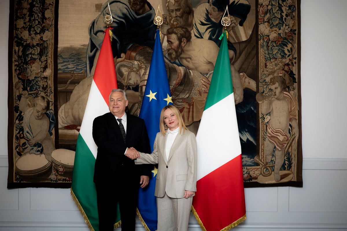 Róma, 2025. október 27.
A Miniszterelnöki Kommunikációs Főosztály által közreadott képen Orbán Viktor miniszterelnököt (b) fogadja Giorgia Meloni olasz kormányfő Rómában 2025. október 27-én.
MTI/Miniszterelnöki Kommunikációs Főosztály/Fischer Zoltán