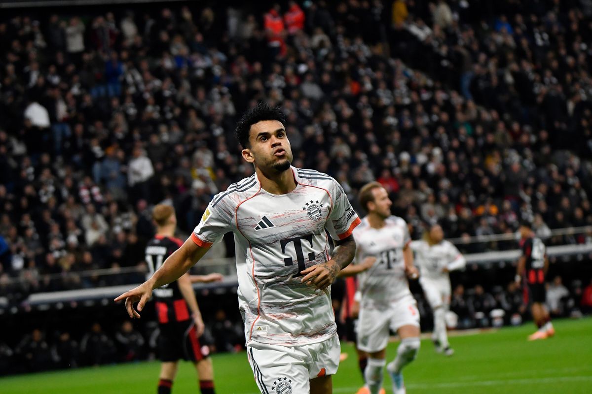 October 4, 2025, Deutsche Bank Park, Frankfurt, GER, 1.FBL, Eintracht Frankfurt vs. Borussia Dortmund. Pictured here: Luis Diaz (Munich) scores the goal to make it 0-1 15 seconds after kickoff and celebrates with his team. DFL regulations prohibit any use of photographs as image sequences and/or quasi-video.