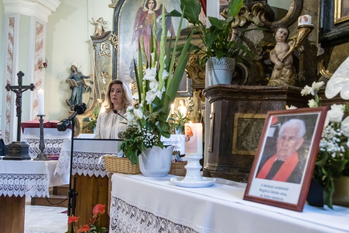 Látrány, 2025. október 5.
Herczegh Anita, a Regőczi István Alapítvány a Koronavírus Árváiért kuratóriumának elnöke, Áder János volt köztársasági elnök felesége beszédet mond a Regőczi István atya születésének 110. évfordulója alkalmából szülőfalujában, Látrányban a Szent Mihály Római Katolikus Plébániatemplomban tartott megemlékezésen 2025. október 5-én. Előtérben Regőczi István atya portréja.
MTI/Katona Tibor