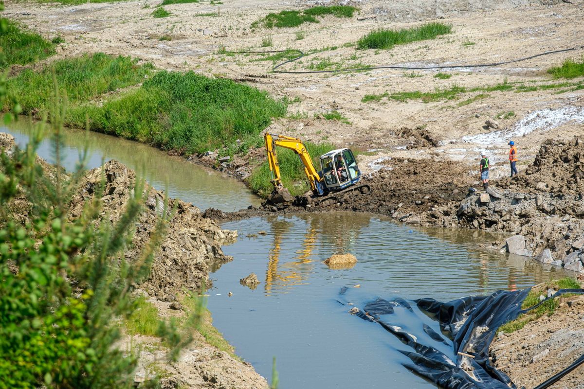 Parajd, 2025. június 8.
Munkagéppel dolgoznak a Korond-pataknál a Só-szorosnak azon a részén 2025. június 8-án, ahol a parajdi sóbányába a múlt hónapban betört a víz. A parajdi sóbányát május 6-án zárta le a katasztrófavédelem, miután a heves esőzések nyomán a Korond-patak vize betört a tárnákba. A víz néhány nap alatt teljesen elöntötte a bánya valamennyi részlegét, a légúti betegségek kezelésére és látogatók fogadására kialakított turisztikai szintet és a legújabb, Telegdy-bányát is.
MTI/Veres Nándor