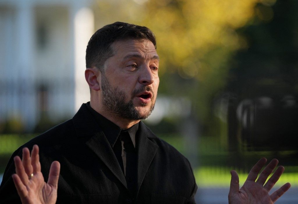 WASHINGTON, DC - OCTOBER 17: Ukrainian President Volodymyr Zelensky speaks during a news conference in Lafayette Park outside the White House on October 17, 2025, in Washington, DC. Zelensky spoke with members of the media following a meeting with U.S. President Donald Trump on advancing a peace deal between Russia and Ukraine.   Andrew Harnik/Getty Images/AFP (Photo by Andrew Harnik / GETTY IMAGES NORTH AMERICA / Getty Images via AFP)