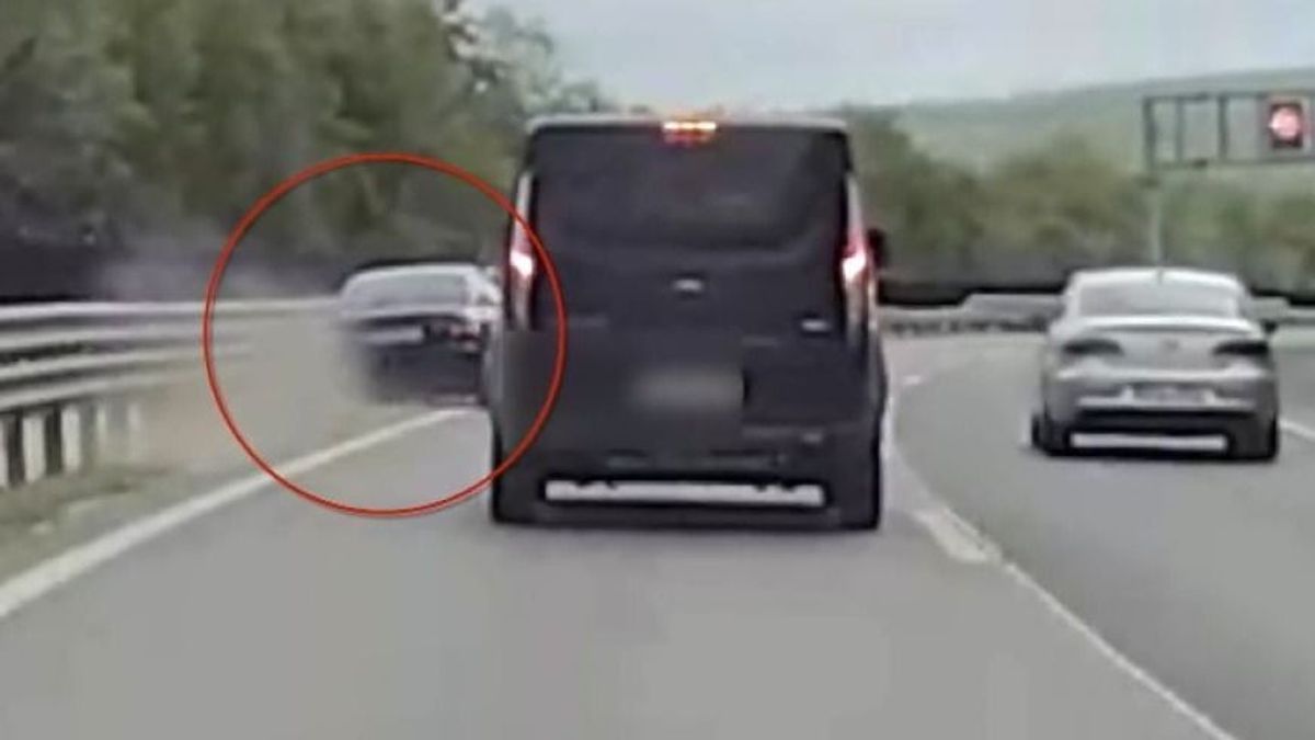 Szalagkorlátnak csapódott a BMW, aztán ment tovább, mintha mi sem történt volna + videó
