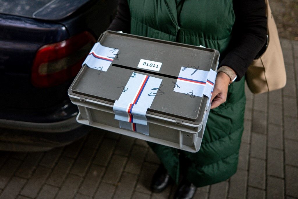 A választási bizottság tagjai viszik házhoz a mobil szavazóurnákat azoknak, akik nem tudnak a szavazóhelyekre elmenni Csehországban 