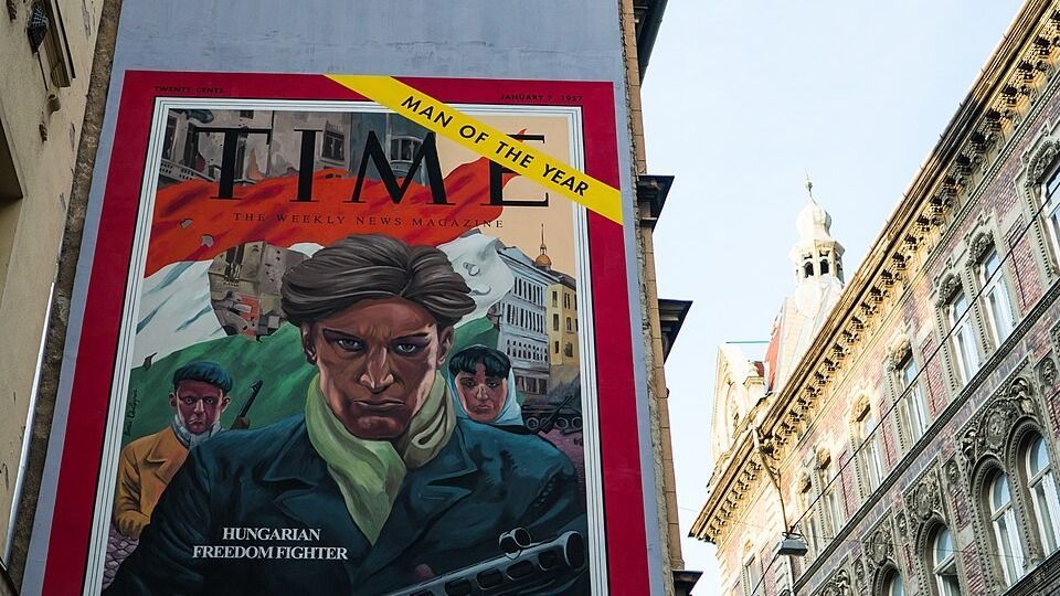 1956-os forradalom emlékére: Az Év embere egy budapesti házfalon 2019-ben.  forrás. Wikimedia Commons.