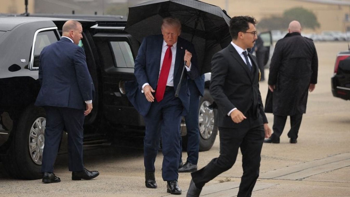 Donald Trump amerikai elnök a felszállás előtti pillanatokban