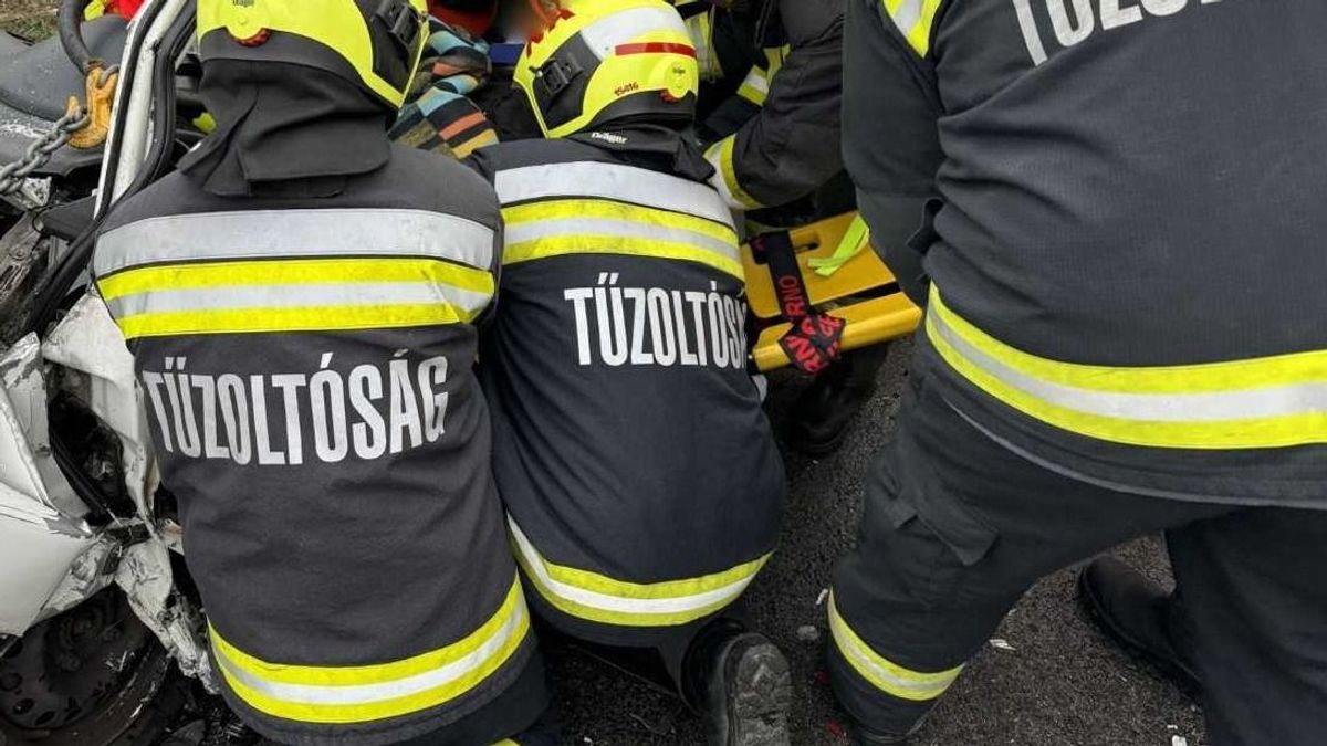Súlyos buszbaleset történt az M1-esen, roncsok közé szorultak az emberek