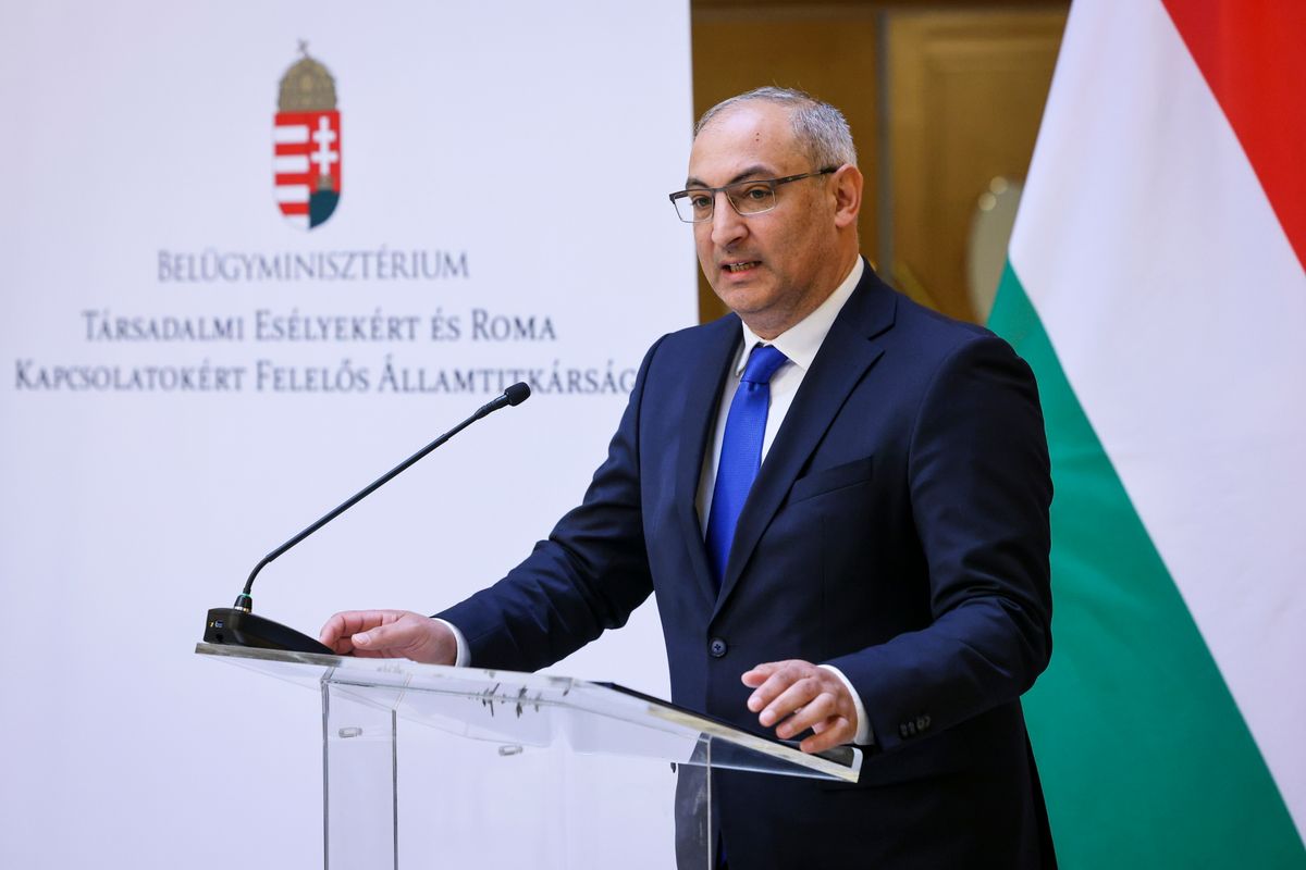 Budapest, 2025. április 8.
Sztojka Attila társadalmi esélyekért és roma kapcsolatokért felelős államtitkár beszédet mond a roma kultúra nemzetközi napja alkalmából tartott díjátadón, a Balázs János-díjak átadásán a Belügyminisztériumban 2025. április 8-án.
MTI/Hegedüs Róbert