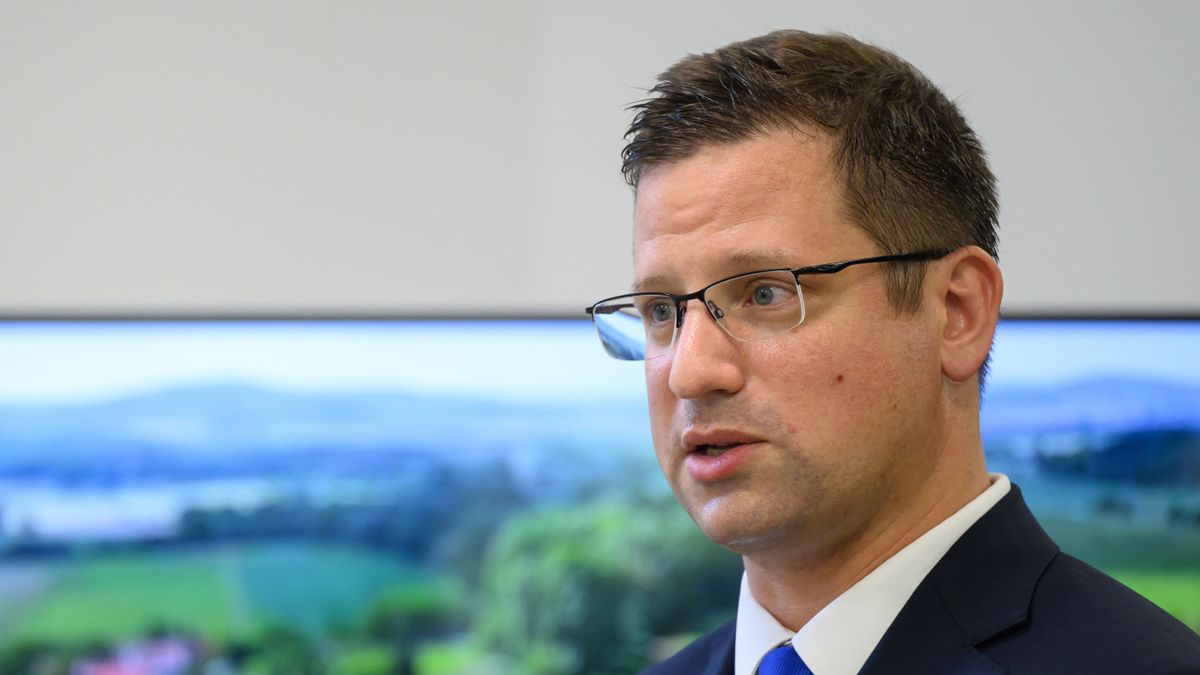 Balatonhenye, 2024. augusztus 8.
Gulyás Gergely Miniszterelnökséget vezető miniszter beszédet mond az 1950-es években épült, megújult művelődési ház ünnepélyes átadásán Balatonhenyén 2024. augusztus 8-án. 250 millió forintból újult meg az épület színházterme, tetőszerkezete, fogadóteret is kialakítottak, az emeleten pedig két szoba kapott helyet, amelyeket turistaszállóként használnak. Szabadtéri színpad és játszótér is épült az épület szomszédságában.
MTI/Vasvári Tamás