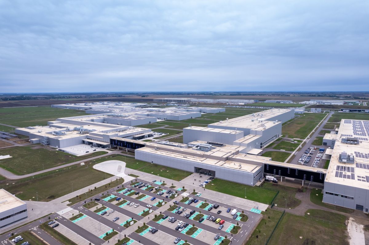Debrecen, 2025. szeptember 26.A drónnal készült képen a BMW Group debreceni gyára a hivatalos megnyitó napján, 2025. szeptember 26-án.MTI/Czeglédi Zsolt versenyképesség
