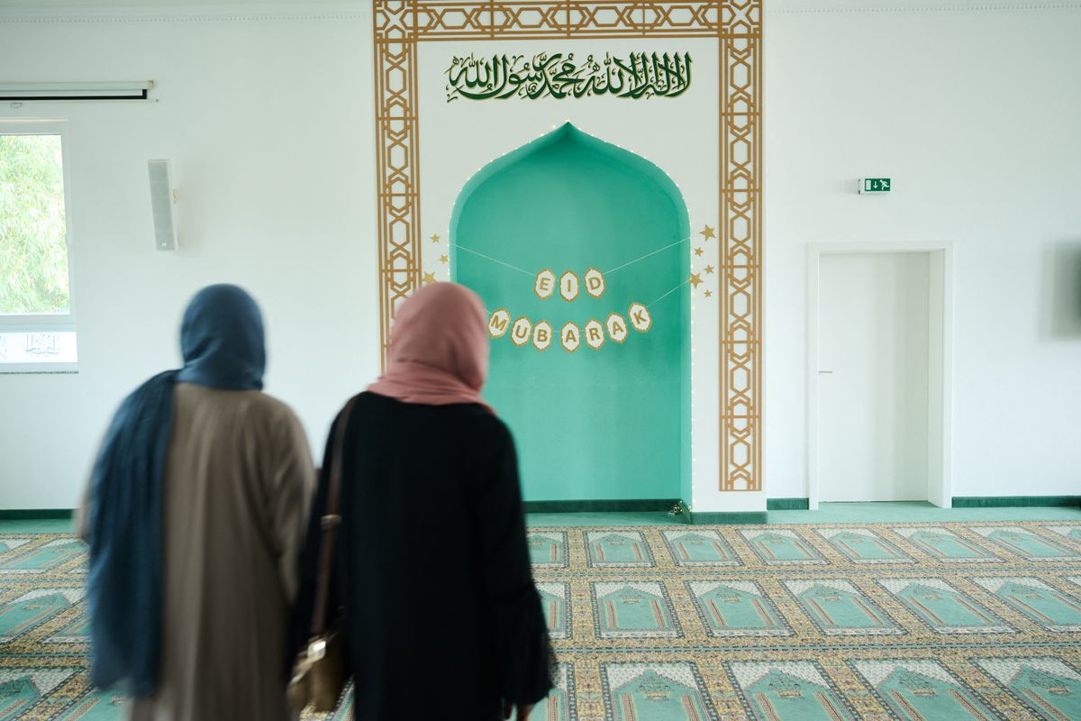 06 June 2025, Berlin: The upper floor of the Khadija Mosque is decorated with the words "Eid Mubarak" (Feast of Sacrifice - congratulations) as two women walk past. The women were praying here shortly before the Muslim festival of Eid al-Adha. The Feast of Sacrifice is the most important festival in Islam. It commemorates Abraham's willingness to sacrifice his son at God's command. Photo: Annette Riedl/dpa (Photo by Annette Riedl / dpa Picture-Alliance via AFP) A radikális iszlám stratégiája a beépülés, ami hatalmas veszélyt jelent Európára