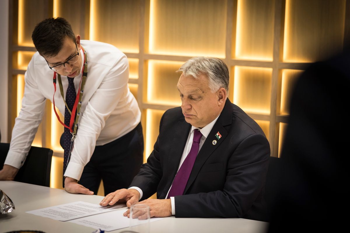A Miniszterelnöki Kommunikációs Főosztály által közreadott képen Orbán Viktor miniszterelnök (j) az EU-tagországok állam- és kormányfőinek csúcstalálkozóján Brüsszelben 2025. október 23-án. Mellette Bóka János európai uniós ügyekért felelős miniszter (b) (Fotó: MTI/Miniszterelnöki Kommunikációs Főosztály/Kaiser Ákos)