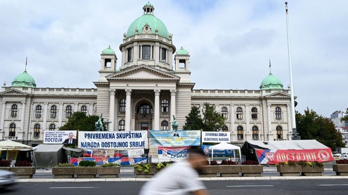 Terrortámadás történt a szerb parlament előtt + videó