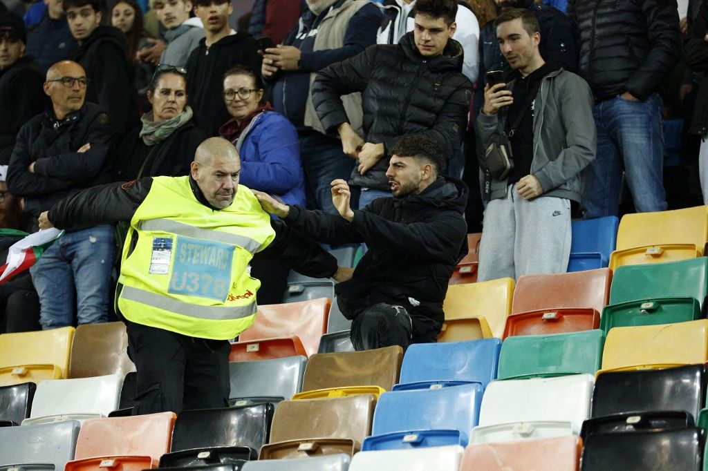 Kevés nézőt engedtek be az Olaszország-Izrael vb-selejtezőre Udinében, de így is akadt balhé a lelátón