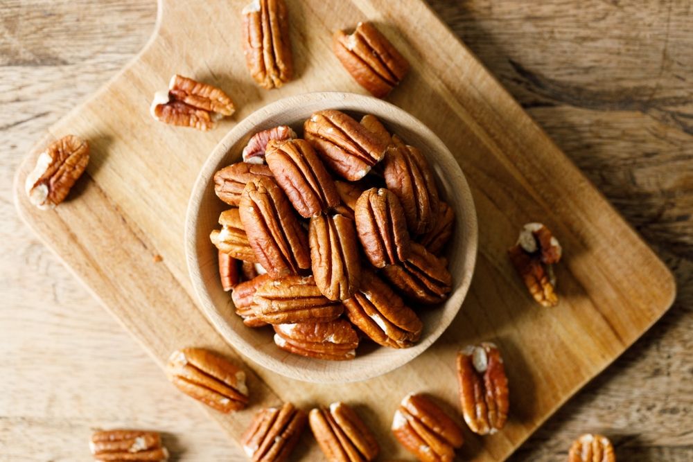A pekándió nemcsak ízletes, hanem igazi szuperélelmiszer is. Gazdag antioxidánsokban, egészséges zsírokban és vitaminokban, így rendszeres fogyasztása számos jótékony hatással lehet a szervezetre