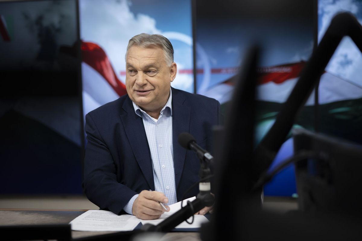 A Miniszterelnöki Kommunikációs Főosztály által közreadott képen Orbán Viktor miniszterelnök interjút ad a Kossuth rádió Jó reggelt, Magyarország! című műsorában a közmédia óbudai stúdiójában MTI/Miniszterelnöki Kommunikációs Főosztály/Fischer Zoltán