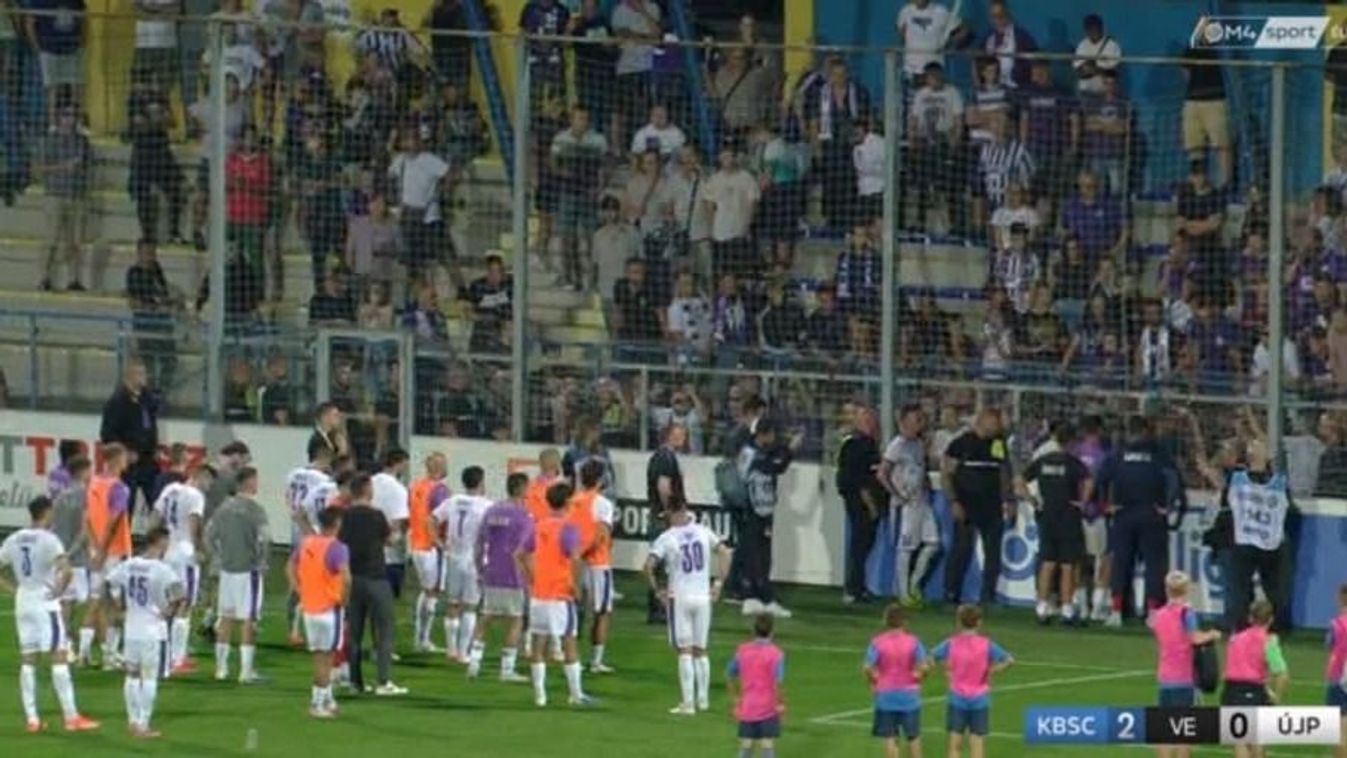 A megszokott látvány: az újpesti játékosok magyarázkodnak a szurkolóknak a gyenge teljesítményük után